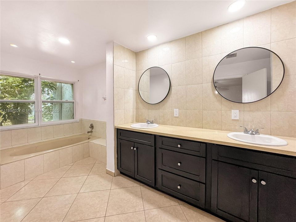 Recently Rented: $2,500 (4 beds, 2 baths, 2100 Square Feet)