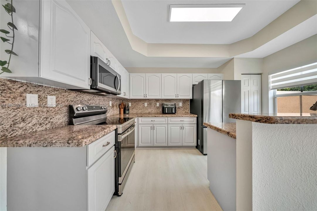 Под контрактом: $415,000 (2 спален, 2 ванн, 1379 Квадратных фут)