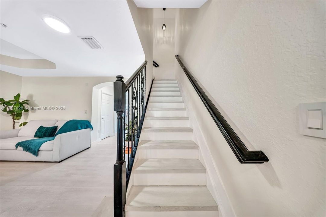 Под контрактом: $415,000 (2 спален, 2 ванн, 1379 Квадратных фут)