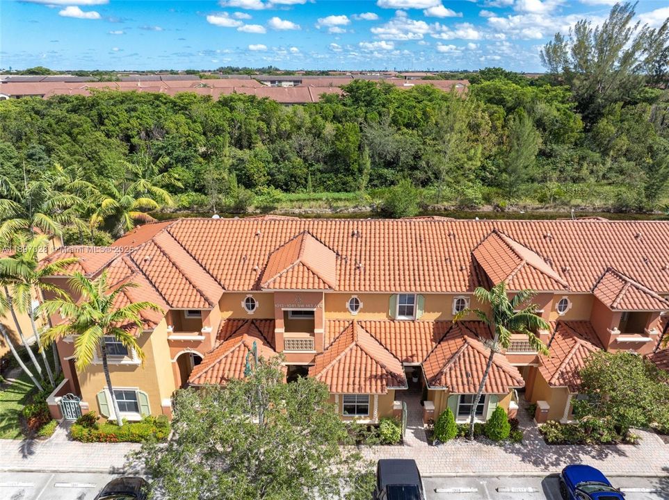 Под контрактом: $415,000 (2 спален, 2 ванн, 1379 Квадратных фут)