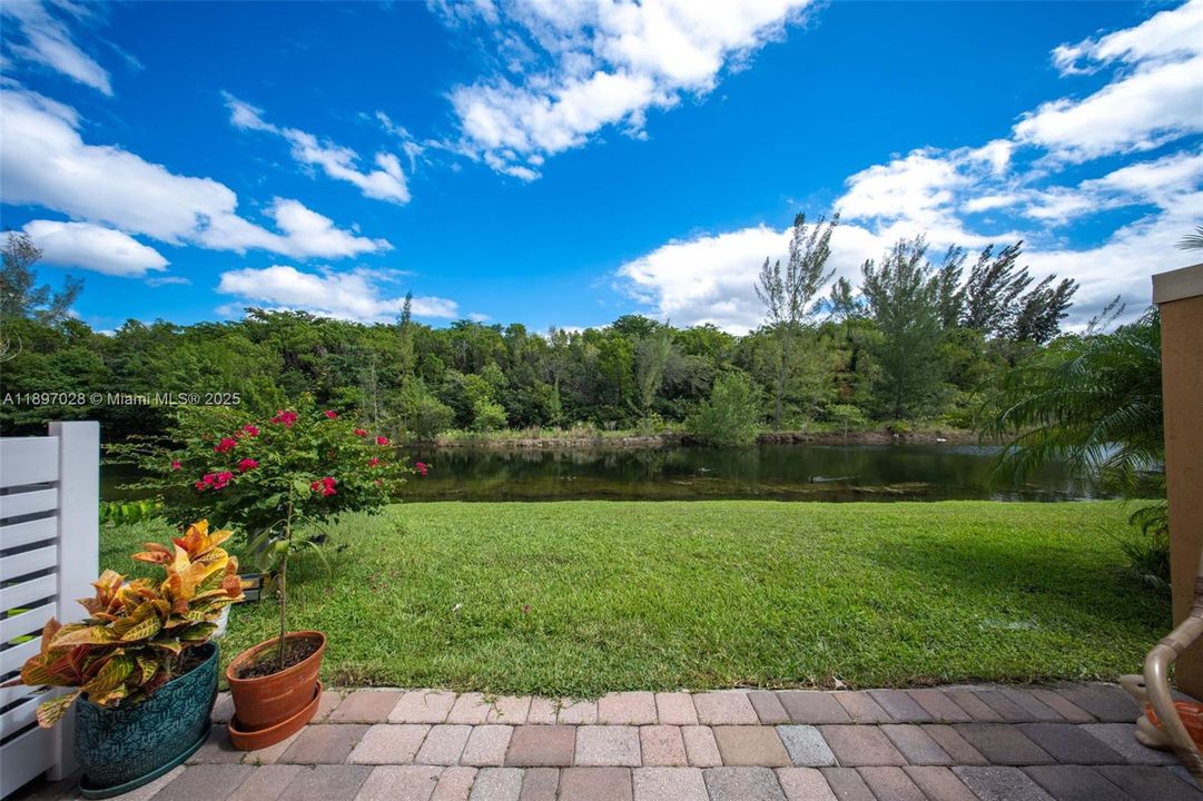 Под контрактом: $415,000 (2 спален, 2 ванн, 1379 Квадратных фут)