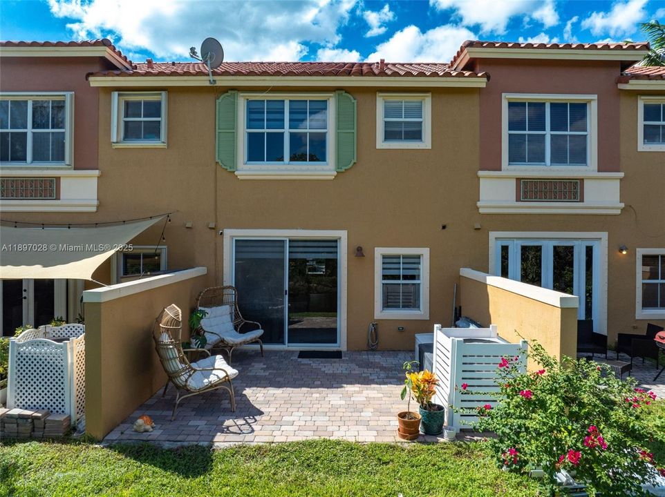 Под контрактом: $415,000 (2 спален, 2 ванн, 1379 Квадратных фут)