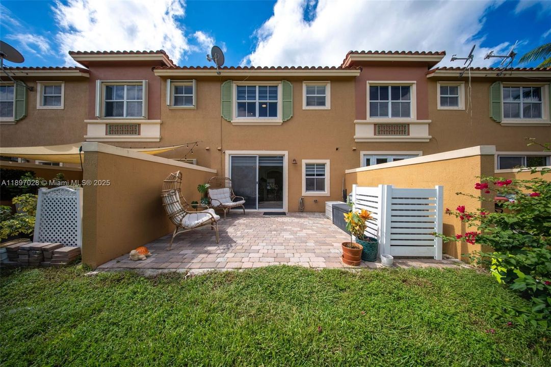 Под контрактом: $415,000 (2 спален, 2 ванн, 1379 Квадратных фут)