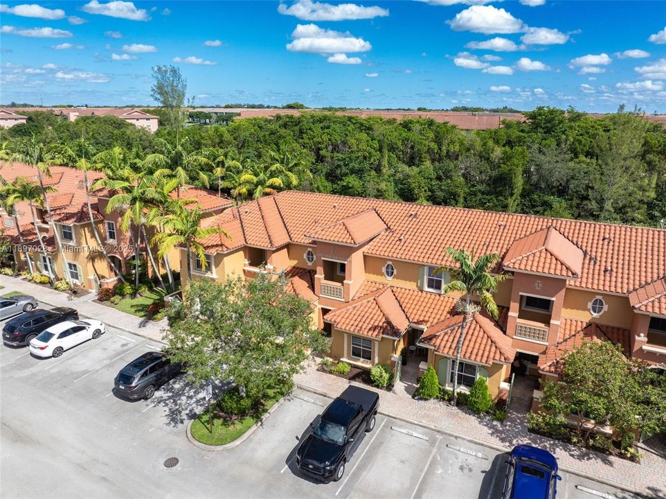 Под контрактом: $415,000 (2 спален, 2 ванн, 1379 Квадратных фут)