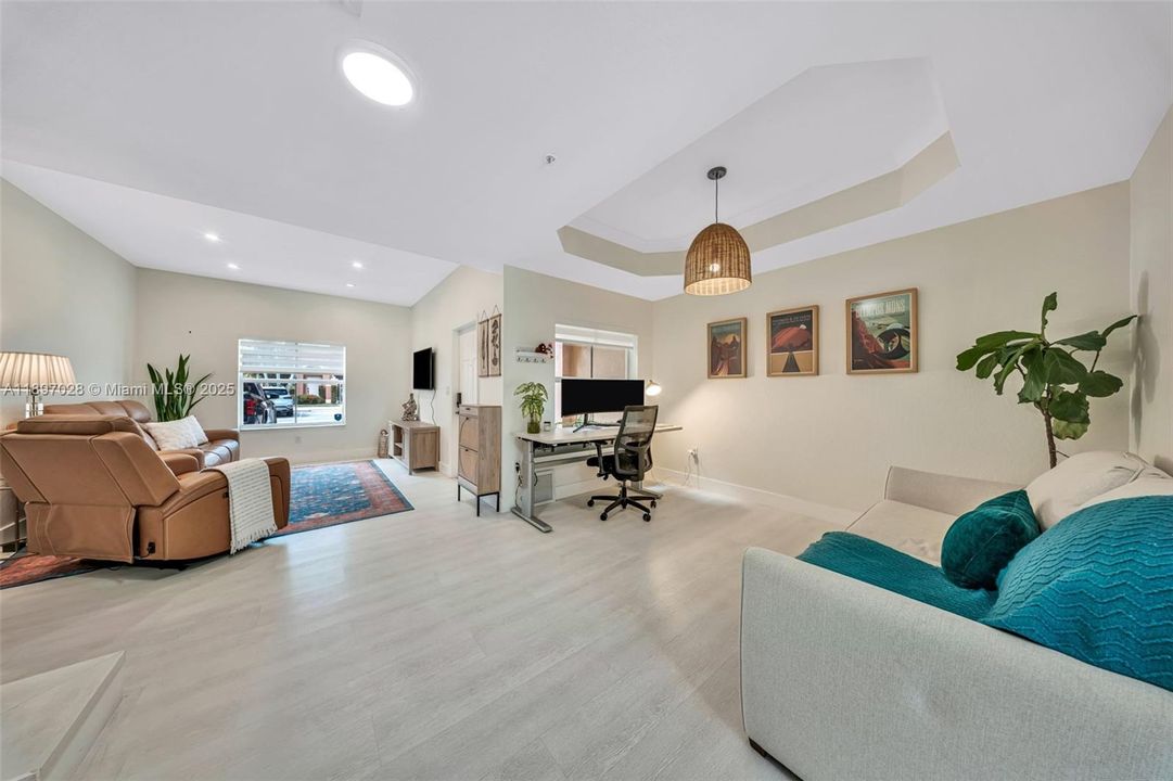 Под контрактом: $415,000 (2 спален, 2 ванн, 1379 Квадратных фут)