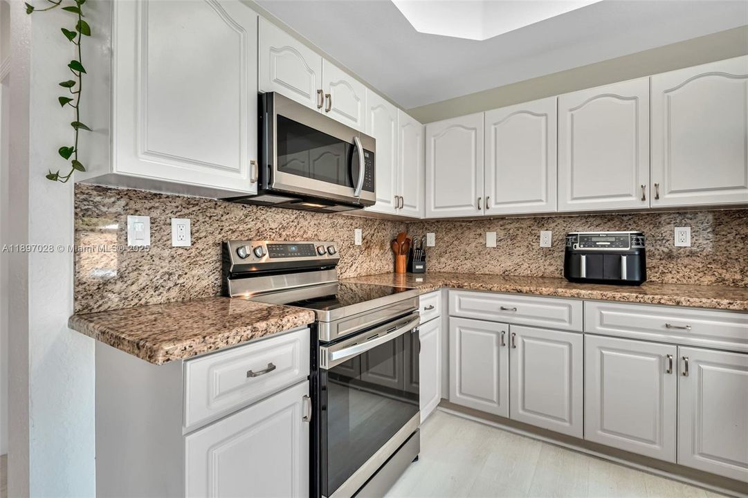 Под контрактом: $415,000 (2 спален, 2 ванн, 1379 Квадратных фут)