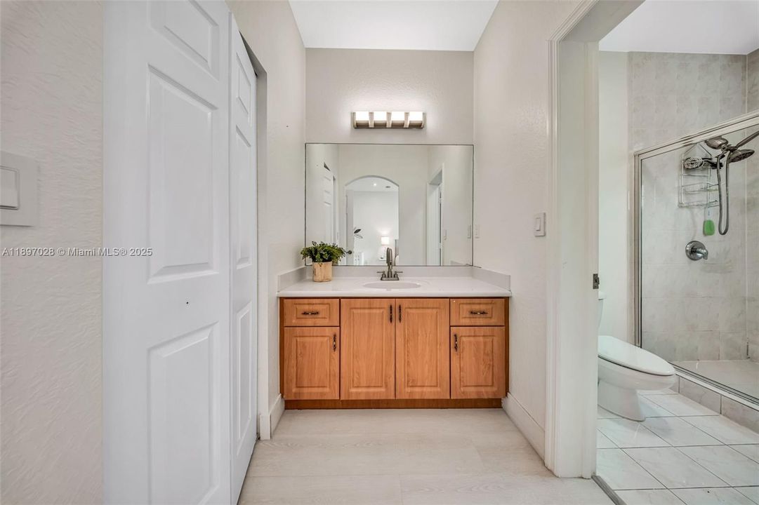 Под контрактом: $415,000 (2 спален, 2 ванн, 1379 Квадратных фут)