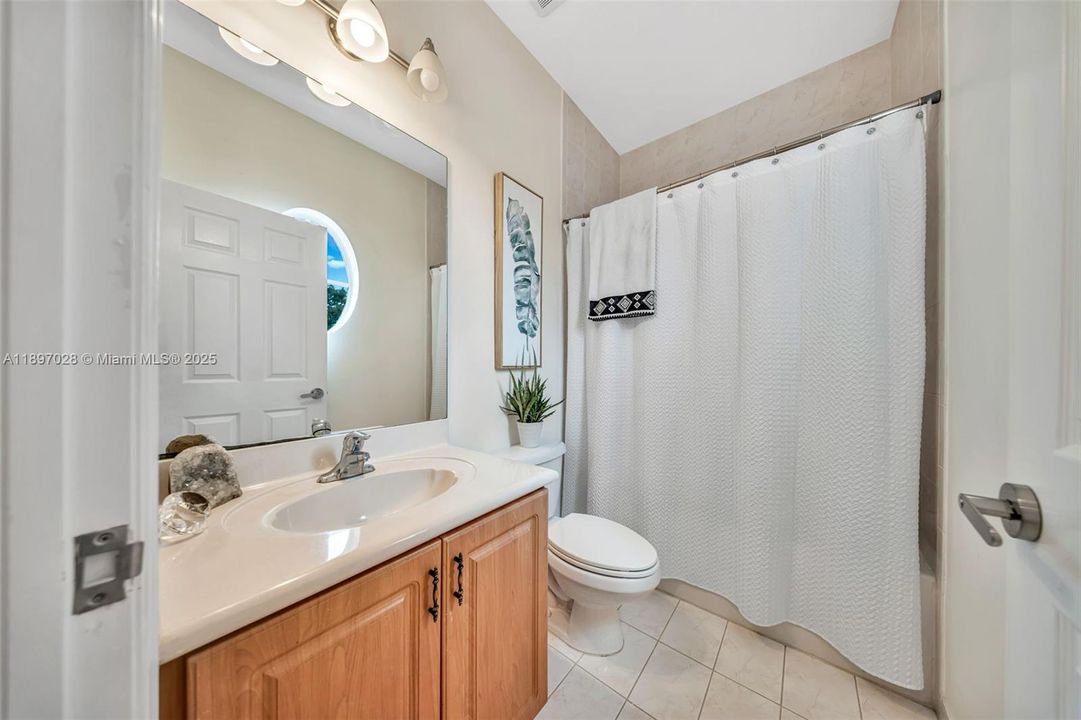 Под контрактом: $415,000 (2 спален, 2 ванн, 1379 Квадратных фут)