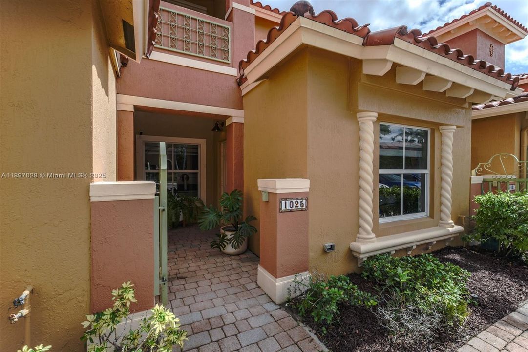 Под контрактом: $415,000 (2 спален, 2 ванн, 1379 Квадратных фут)