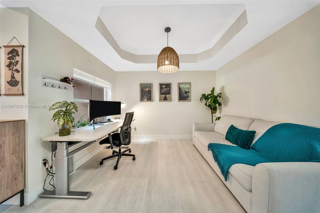 Под контрактом: $415,000 (2 спален, 2 ванн, 1379 Квадратных фут)