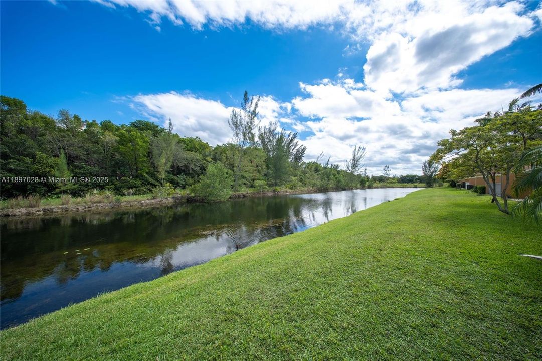 Под контрактом: $415,000 (2 спален, 2 ванн, 1379 Квадратных фут)