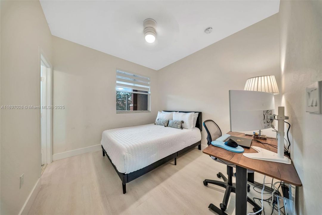 Под контрактом: $415,000 (2 спален, 2 ванн, 1379 Квадратных фут)