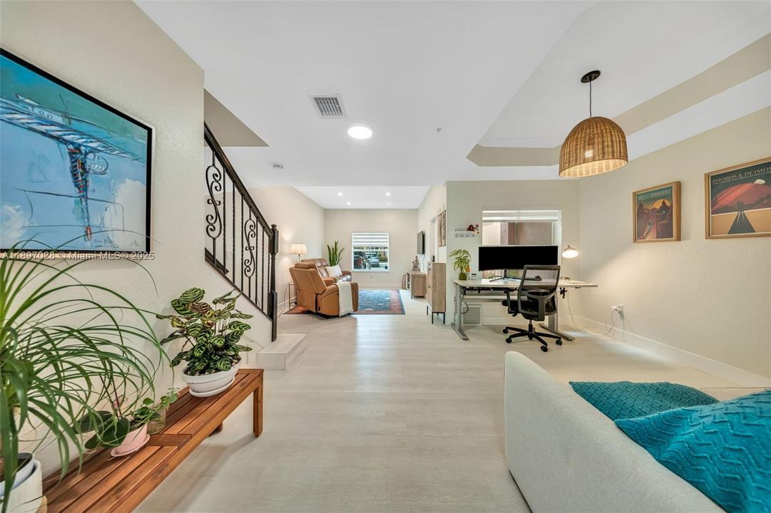 Под контрактом: $415,000 (2 спален, 2 ванн, 1379 Квадратных фут)