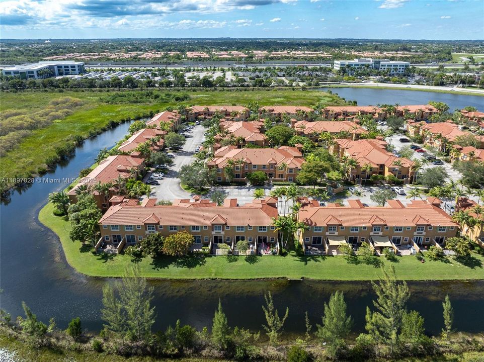 Под контрактом: $415,000 (2 спален, 2 ванн, 1379 Квадратных фут)