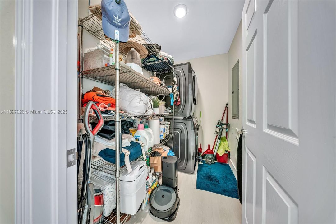 Под контрактом: $415,000 (2 спален, 2 ванн, 1379 Квадратных фут)