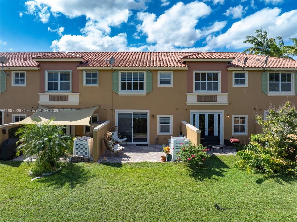 Под контрактом: $415,000 (2 спален, 2 ванн, 1379 Квадратных фут)