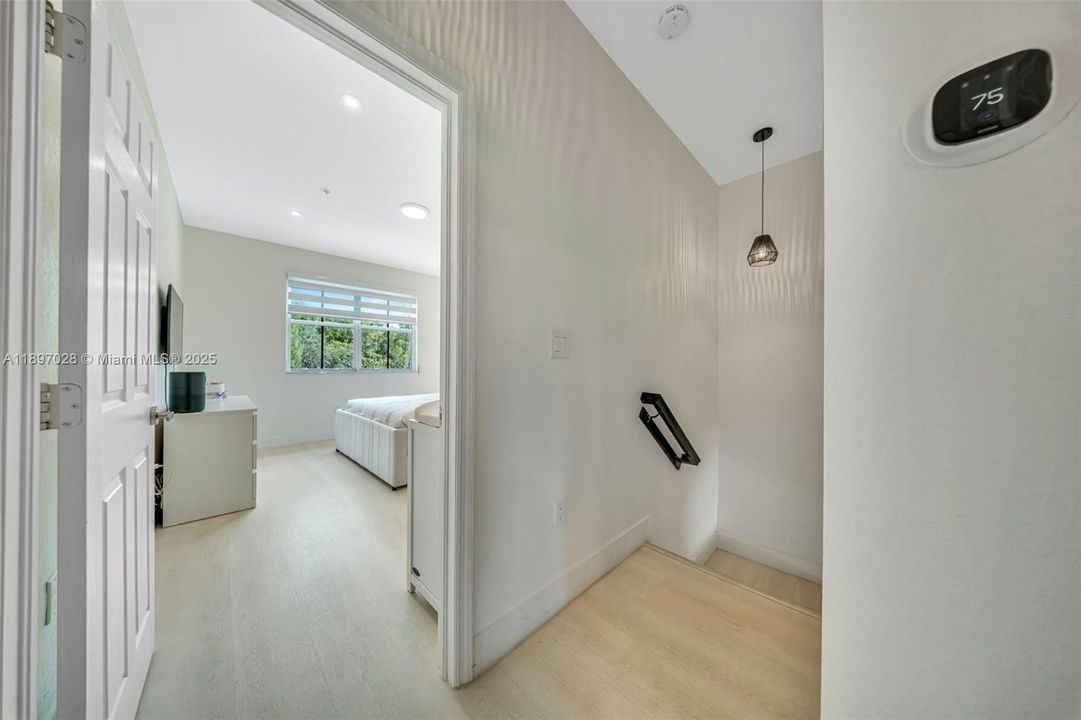 Под контрактом: $415,000 (2 спален, 2 ванн, 1379 Квадратных фут)