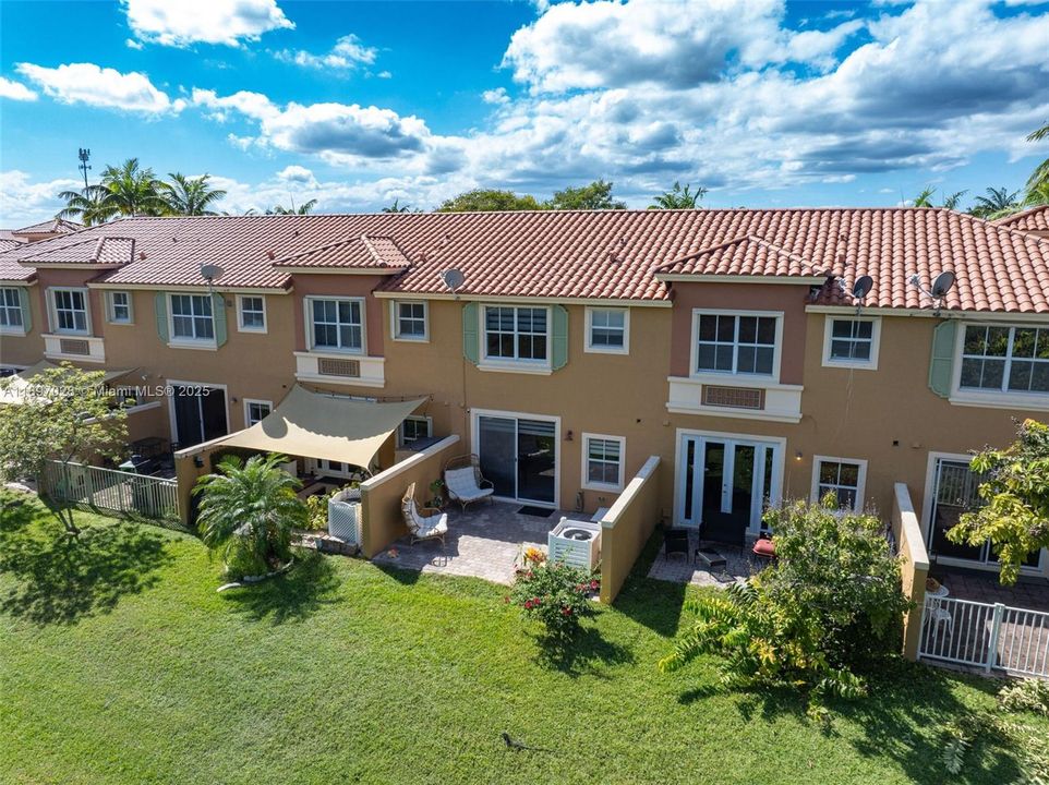 Под контрактом: $415,000 (2 спален, 2 ванн, 1379 Квадратных фут)