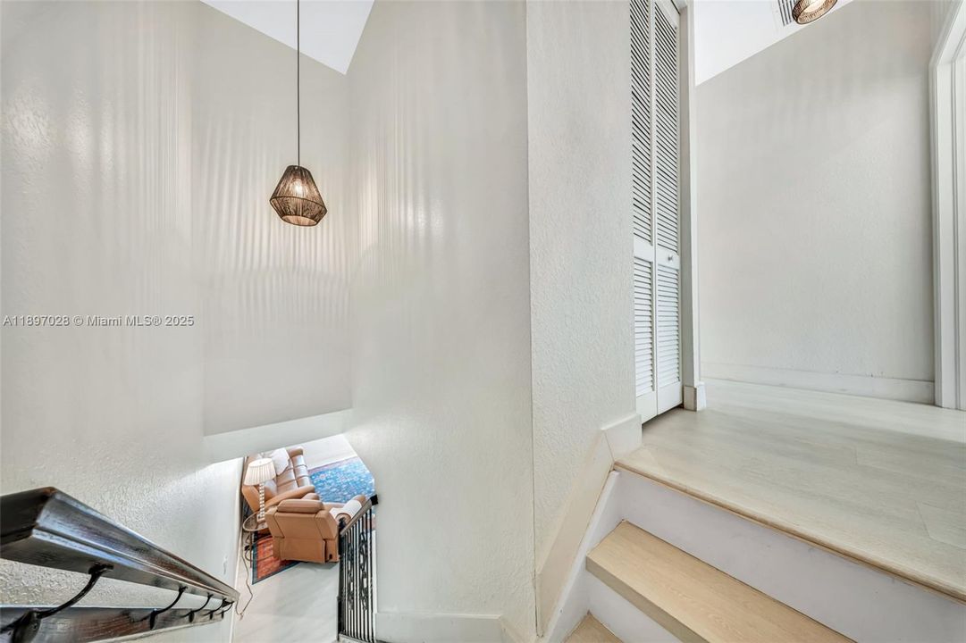 Под контрактом: $415,000 (2 спален, 2 ванн, 1379 Квадратных фут)