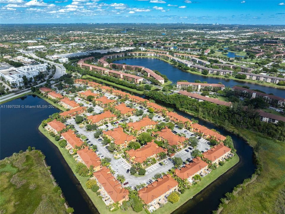 Под контрактом: $415,000 (2 спален, 2 ванн, 1379 Квадратных фут)