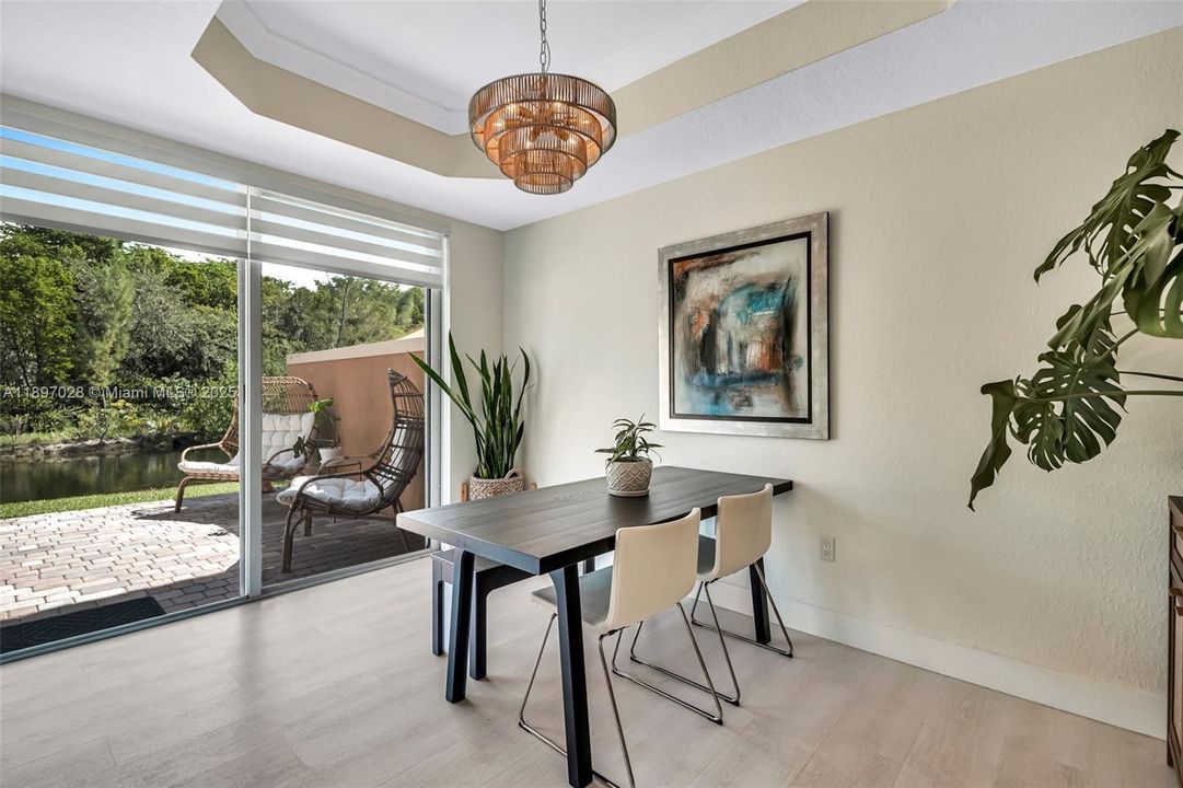 Под контрактом: $415,000 (2 спален, 2 ванн, 1379 Квадратных фут)