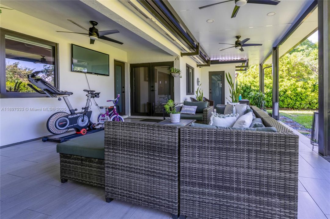 For Sale: $650,000 (4 beds, 2 baths, 1553 Square Feet)