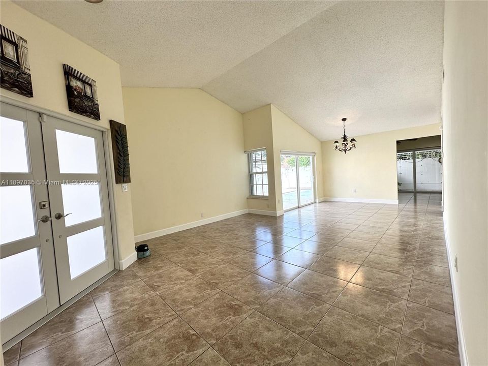 最近租的: $3,600 (3 贝兹, 2 浴室, 1552 平方英尺)