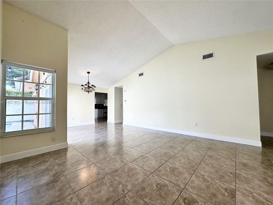 最近租的: $3,600 (3 贝兹, 2 浴室, 1552 平方英尺)