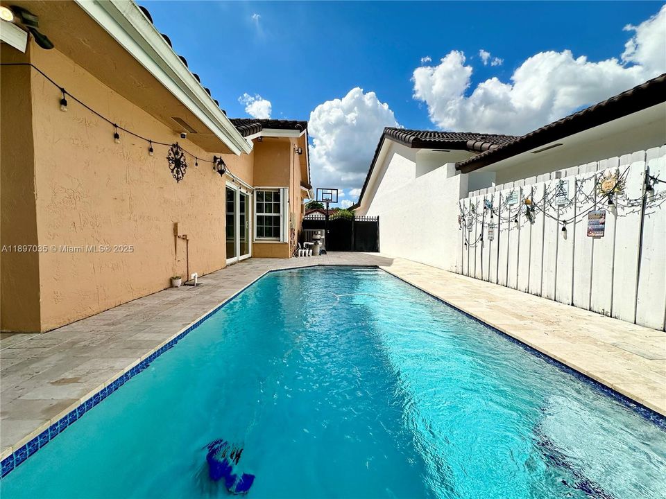 最近租的: $3,600 (3 贝兹, 2 浴室, 1552 平方英尺)