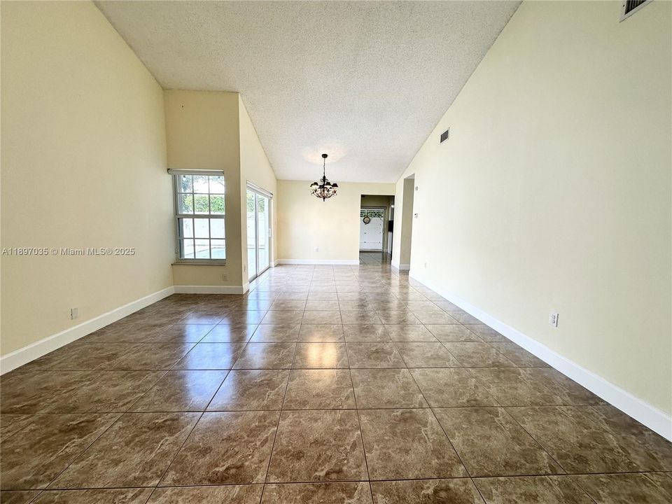 最近租的: $3,600 (3 贝兹, 2 浴室, 1552 平方英尺)