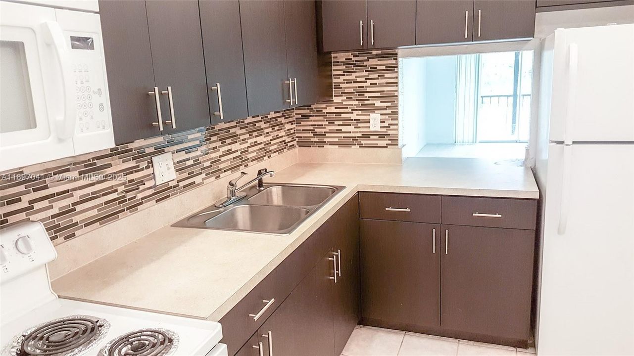 На продажу: $165,000 (2 спален, 2 ванн, 949 Квадратных фут)