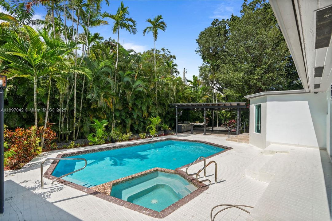 Под контрактом: $12,000 (4 спален, 3 ванн, 2934 Квадратных фут)