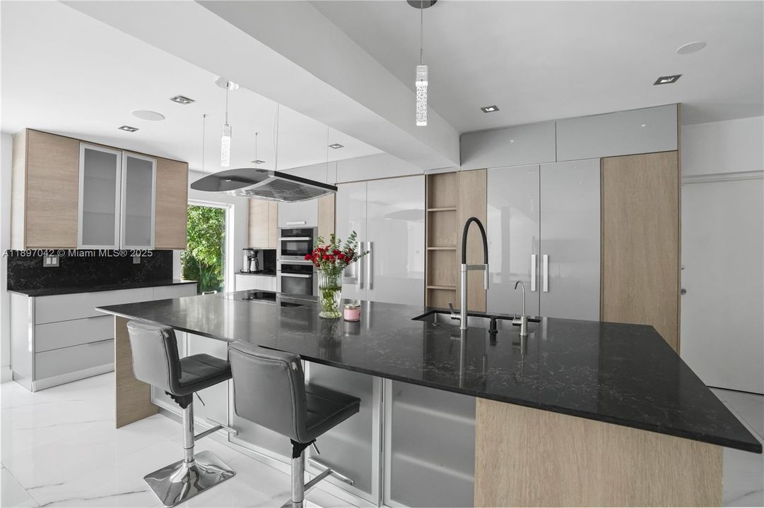 Под контрактом: $12,000 (4 спален, 3 ванн, 2934 Квадратных фут)