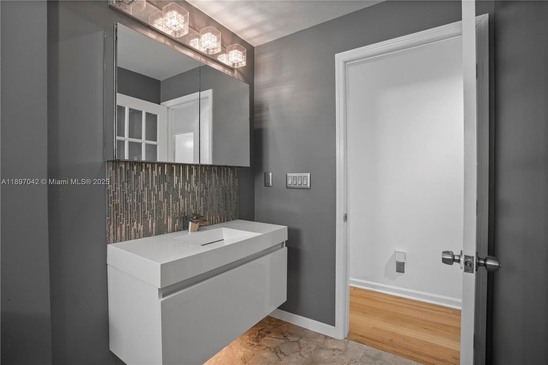 Под контрактом: $12,000 (4 спален, 3 ванн, 2934 Квадратных фут)