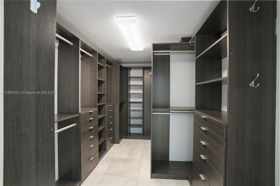 Под контрактом: $12,000 (4 спален, 3 ванн, 2934 Квадратных фут)