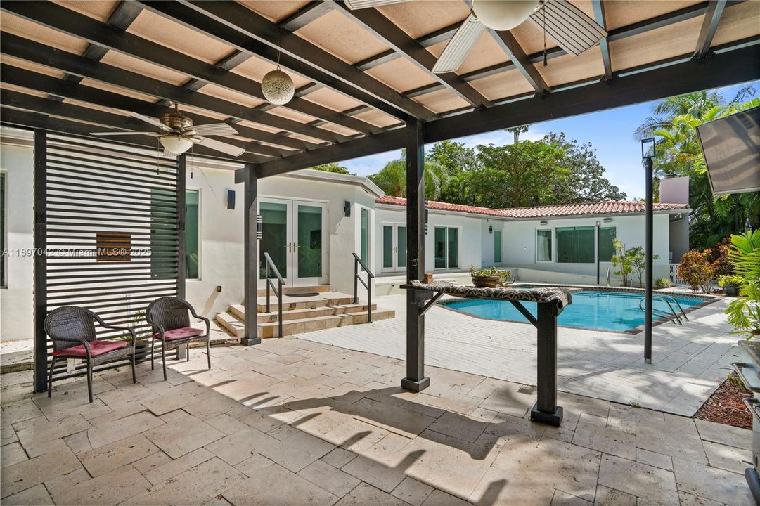 Под контрактом: $12,000 (4 спален, 3 ванн, 2934 Квадратных фут)