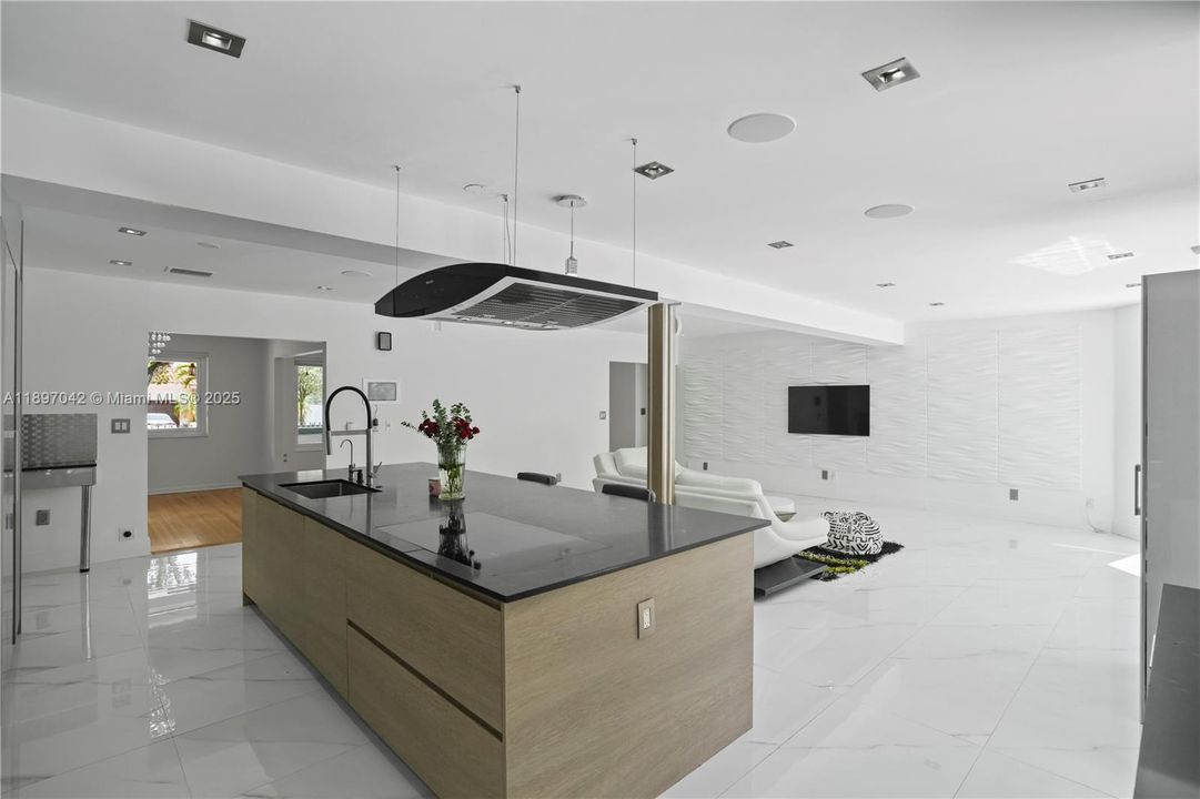 Под контрактом: $12,000 (4 спален, 3 ванн, 2934 Квадратных фут)