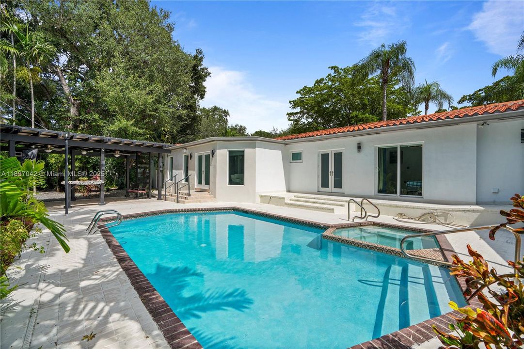 Под контрактом: $12,000 (4 спален, 3 ванн, 2934 Квадратных фут)