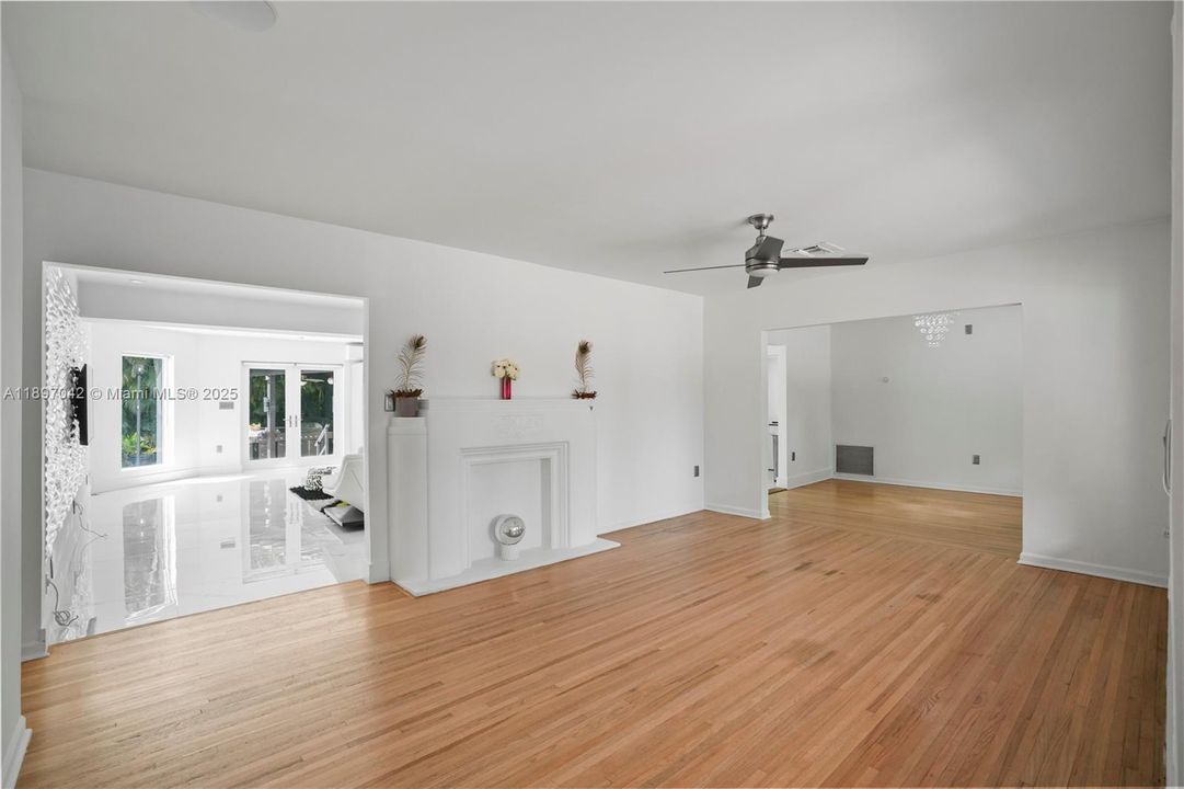 Под контрактом: $12,000 (4 спален, 3 ванн, 2934 Квадратных фут)