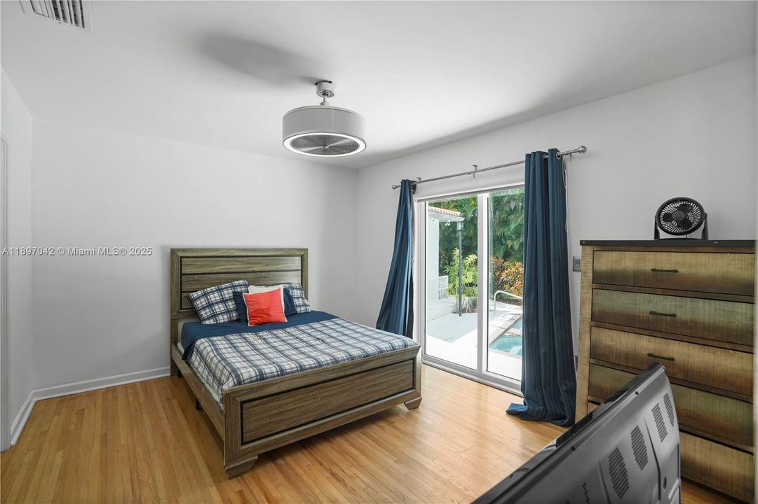 Под контрактом: $12,000 (4 спален, 3 ванн, 2934 Квадратных фут)