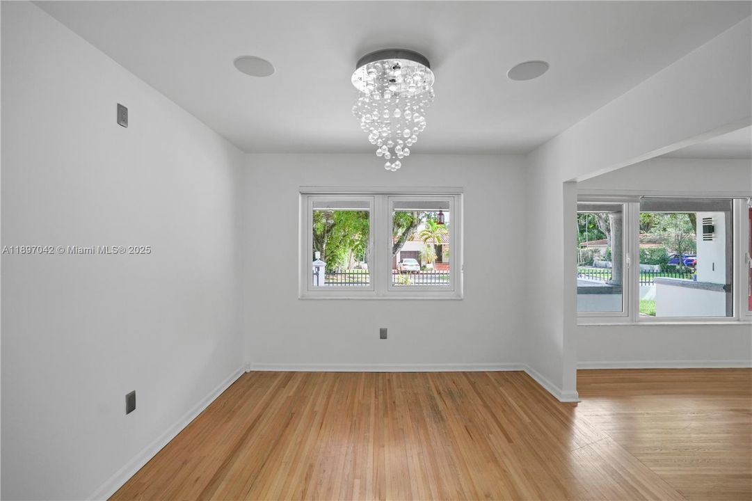 Под контрактом: $12,000 (4 спален, 3 ванн, 2934 Квадратных фут)