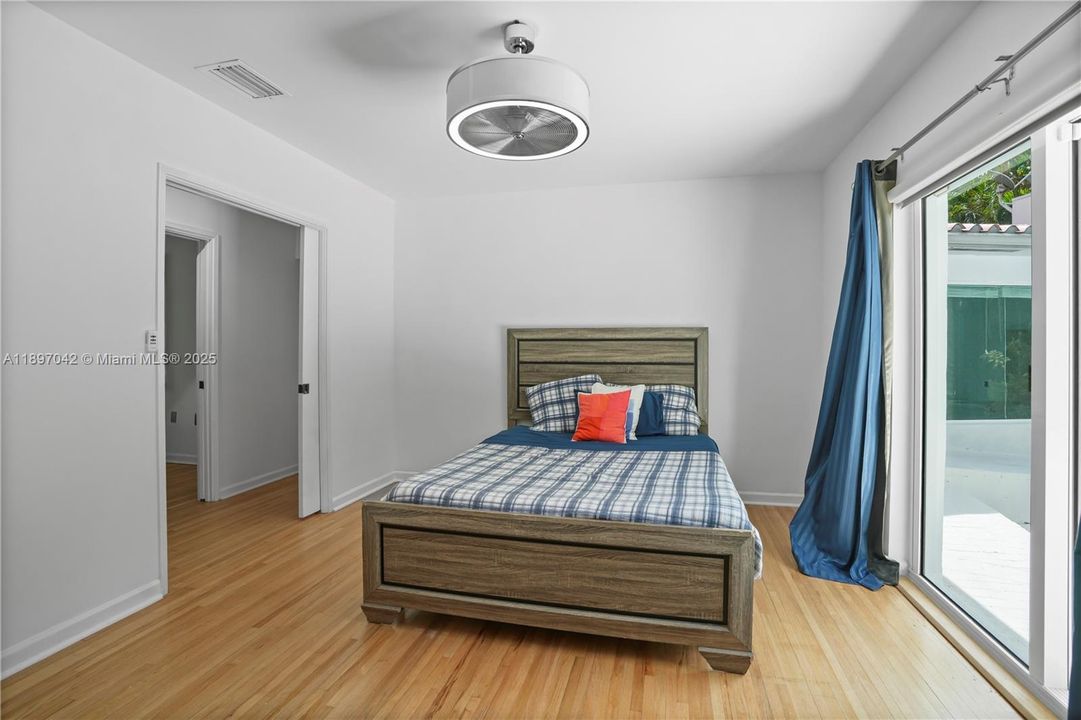 Под контрактом: $12,000 (4 спален, 3 ванн, 2934 Квадратных фут)