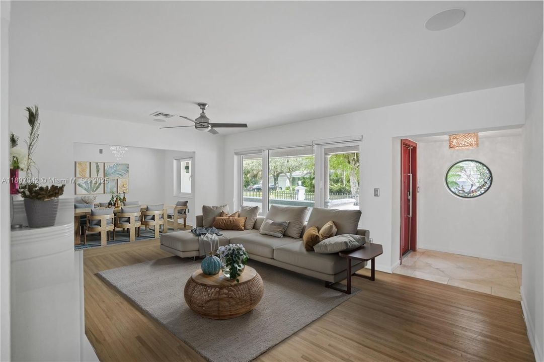 Под контрактом: $12,000 (4 спален, 3 ванн, 2934 Квадратных фут)