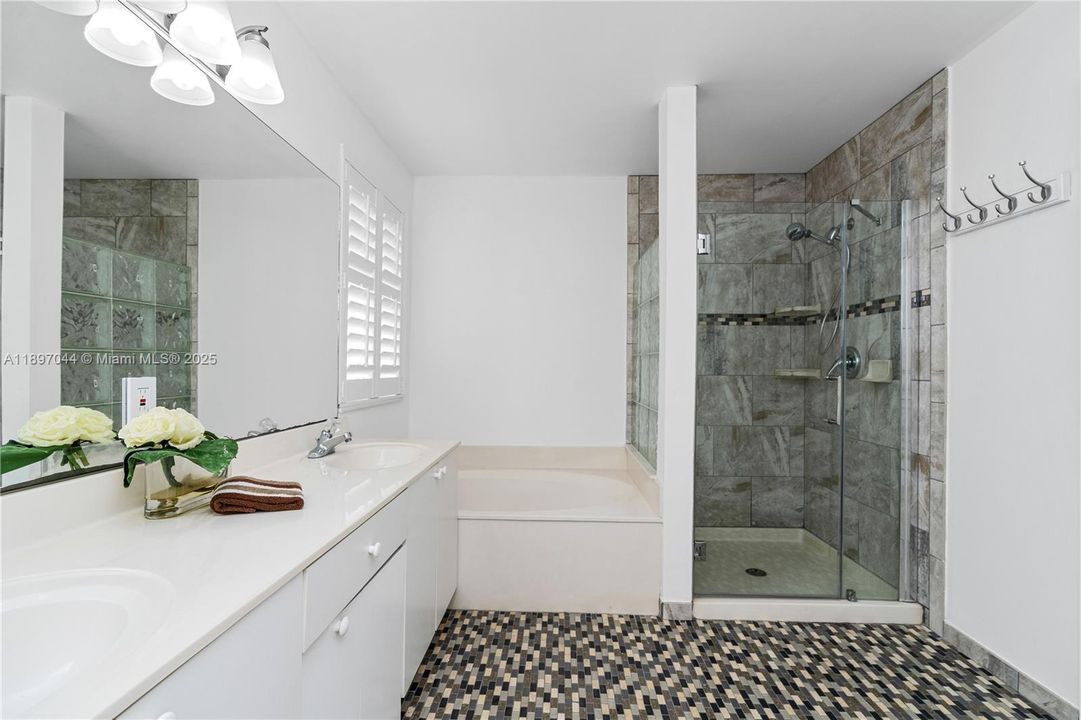 For Sale: $949,000 (5 beds, 3 baths, 2592 Square Feet)