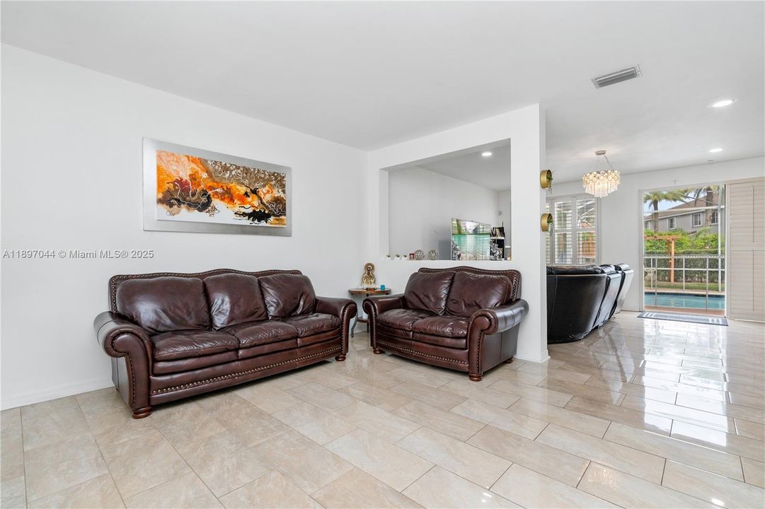 For Sale: $949,000 (5 beds, 3 baths, 2592 Square Feet)