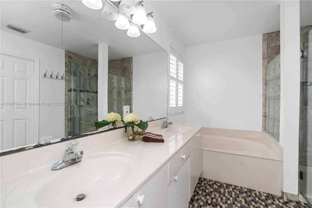 For Sale: $949,000 (5 beds, 3 baths, 2592 Square Feet)