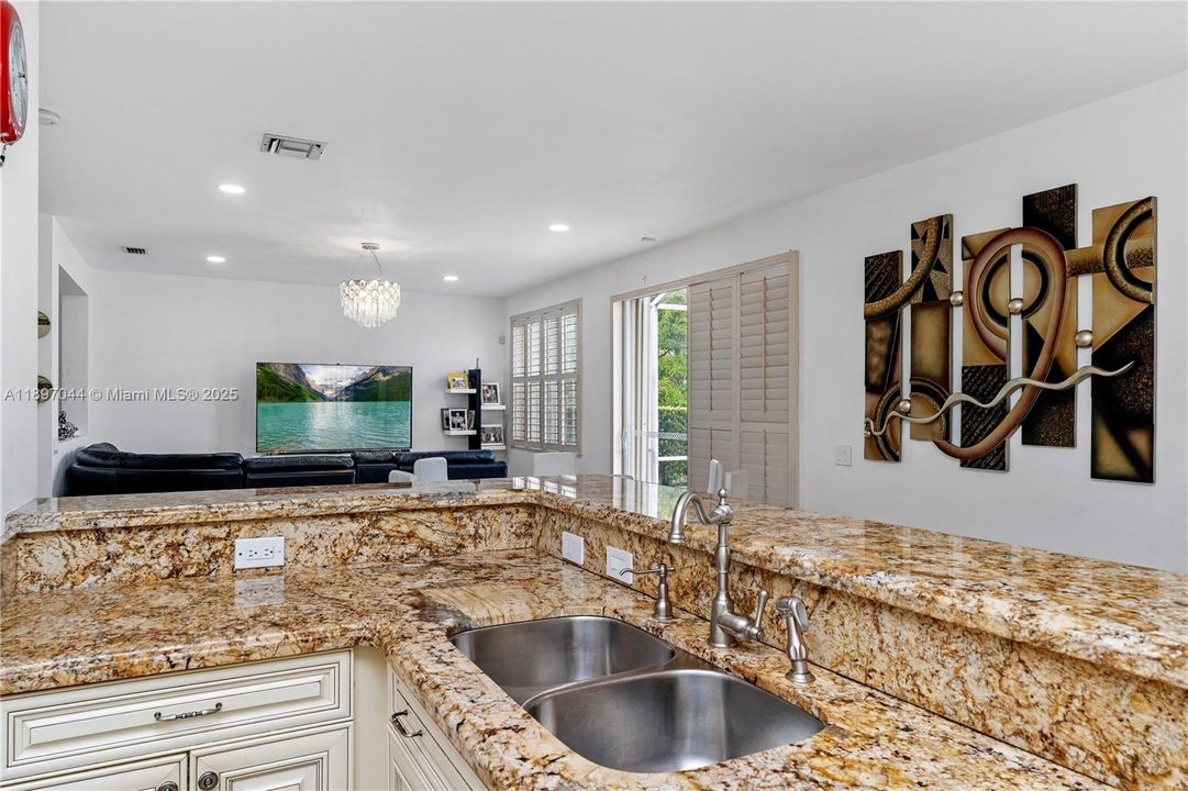 For Sale: $949,000 (5 beds, 3 baths, 2592 Square Feet)