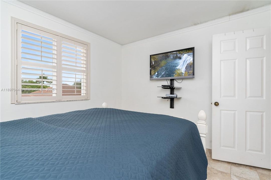 For Sale: $949,000 (5 beds, 3 baths, 2592 Square Feet)