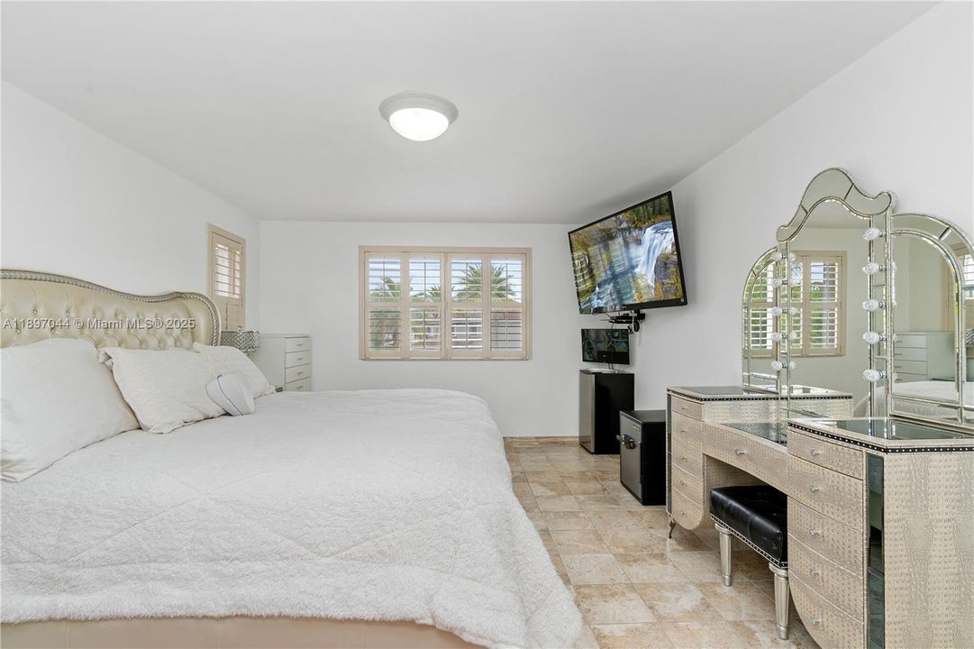 For Sale: $949,000 (5 beds, 3 baths, 2592 Square Feet)