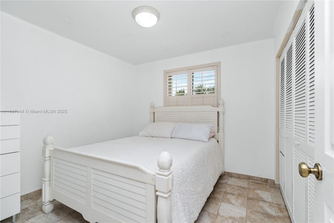 For Sale: $949,000 (5 beds, 3 baths, 2592 Square Feet)